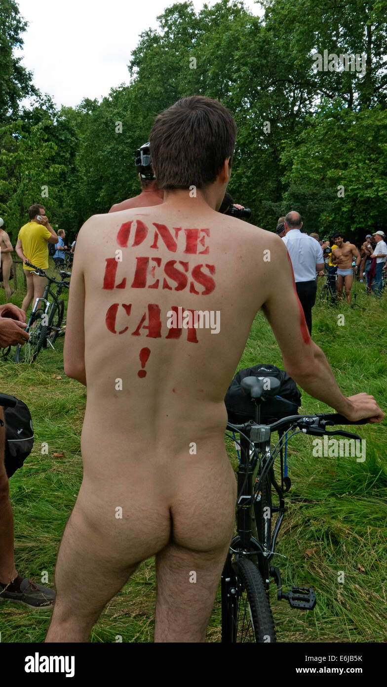 Naturalisti in un parco di Londra con cicli, Inghilterra, Regno Unito, Una dimostrazione di World Naked Bike Ride. Una macchina in meno per ULEZ Foto Stock