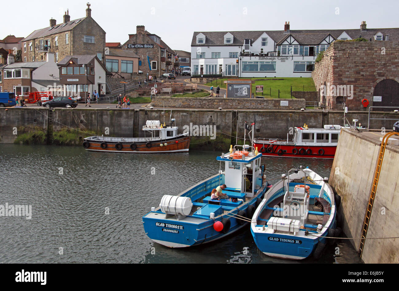 Barche nel porto di Seahouses, Northumbria, NE L'Inghilterra, Regno Unito Foto Stock