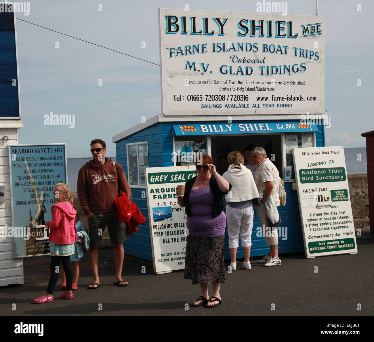 Billy Shiel barca biglietti sono venduti da capannoni a Seahouses, per farne gite sull'isola, NE L'Inghilterra, Regno Unito Foto Stock