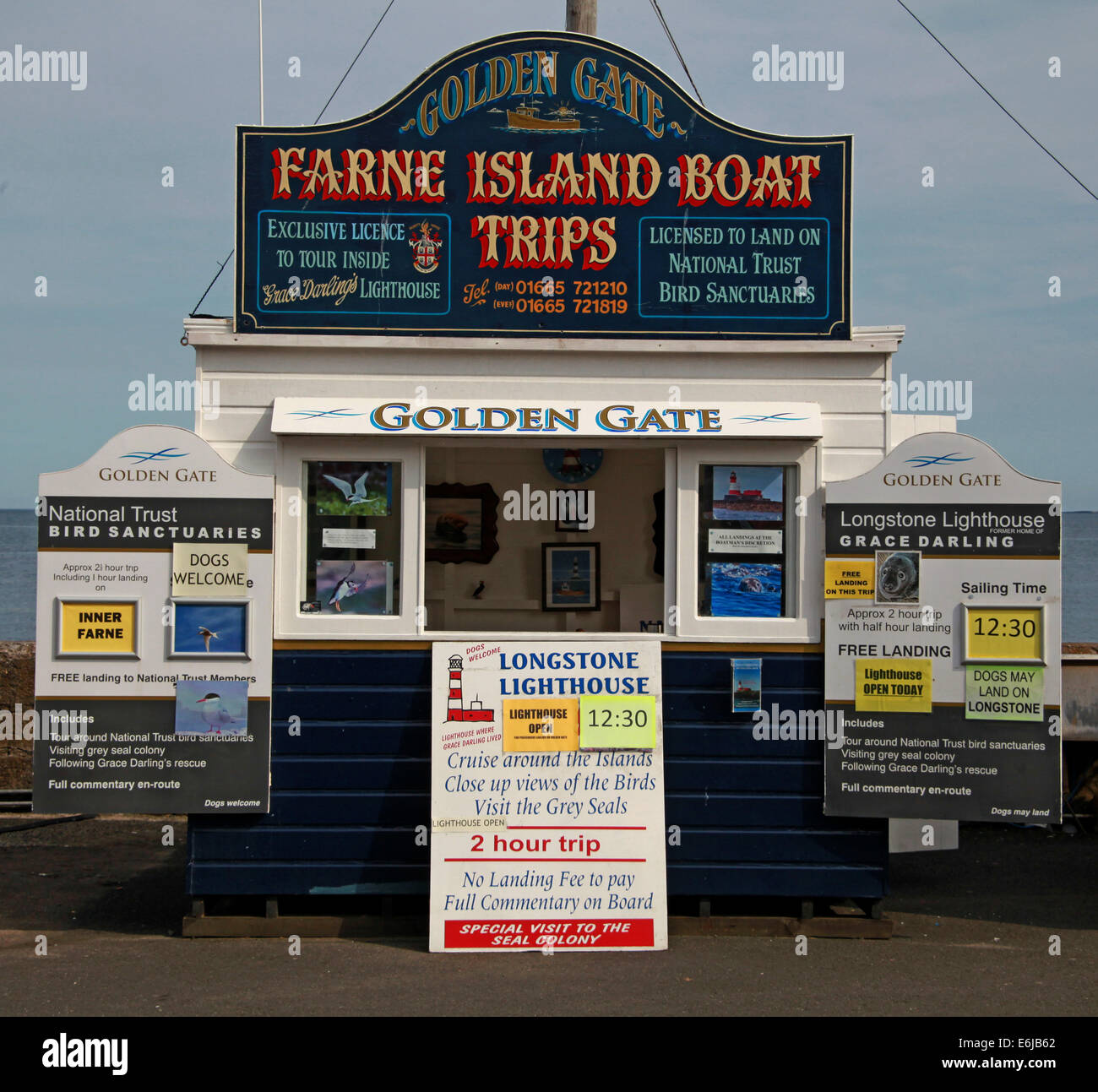 I biglietti venduti da Golden Gate capannoni in barca a Seahouses, per farne gite sull'isola, NE L'Inghilterra, Regno Unito Foto Stock