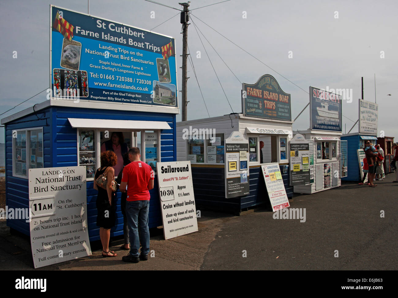 St Cuthbert barca biglietti sono venduti da capannoni a Seahouses, per farne gite sull'isola, NE L'Inghilterra, Regno Unito Foto Stock