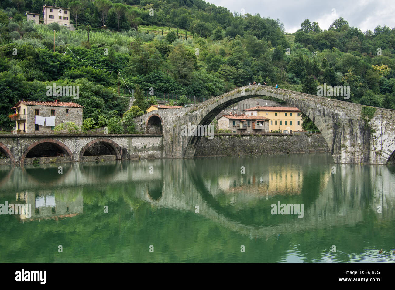 "Ponte della Maddalena' aka ponte Ponte del Diavolo (diavoli ponte) a Borgo a Mozzano oltre il fiume Serchio in provincia di Lucca Toscana Italia Foto Stock