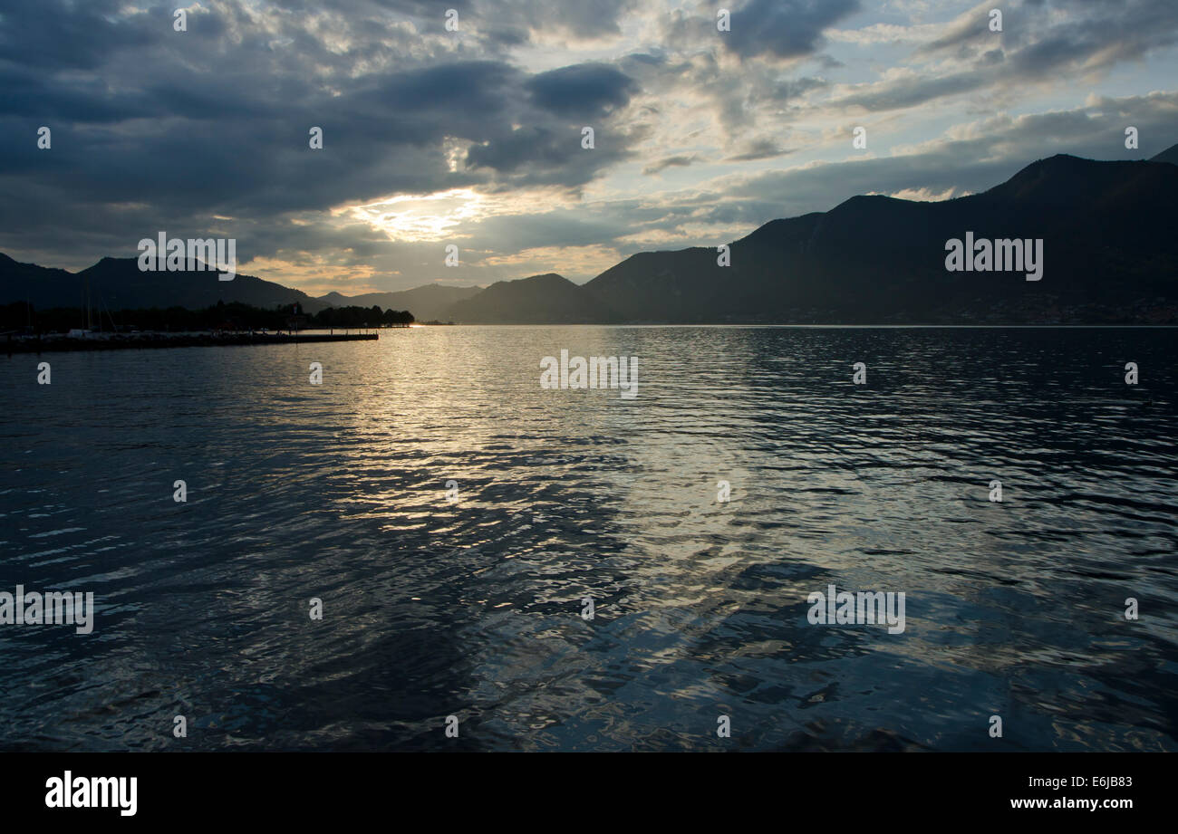 Il lago d'Iseo o Lago d'Iseo o Sebino nella regione Lombardia. Italia settentrionale. Foto Stock