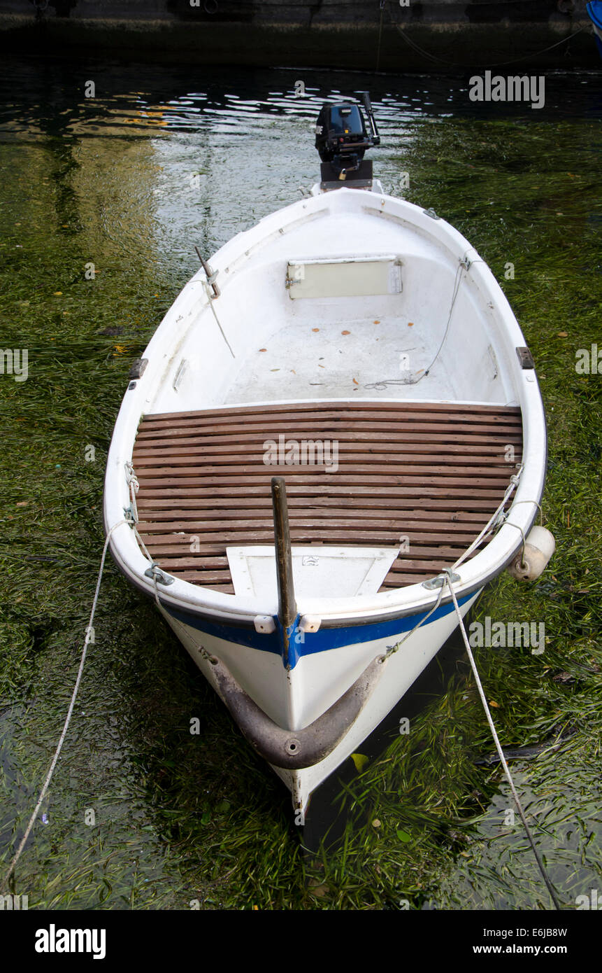 Vecchio tradizionale barca a remi nel porto di Iseo, Italia. Foto Stock