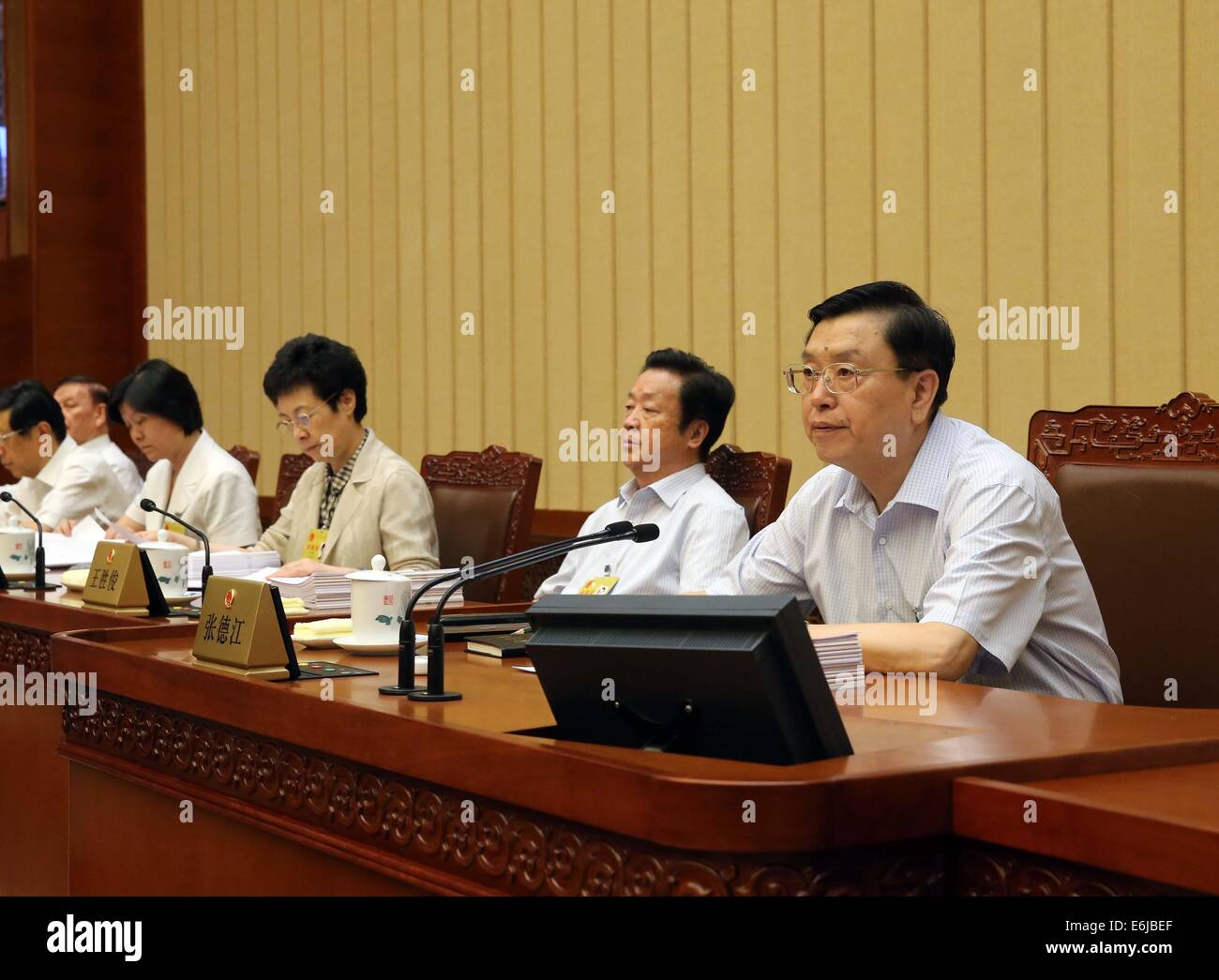 Pechino, Cina. 25 Ago, 2014. Zhang Dejiang (1R), presidente del comitato permanente del Congresso nazionale del popolo (ANP), presiede la decima riunione del XII NPC Comitato Permanente a Pechino in Cina, e il agosto 25, 2014. Credito: Liu Weibing/Xinhua/Alamy Live News Foto Stock