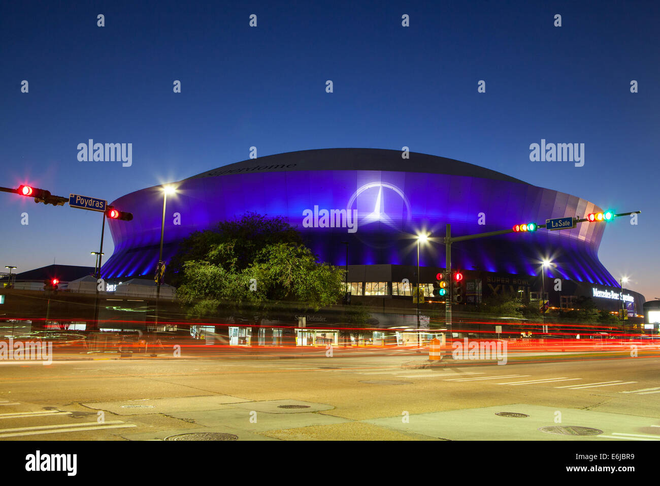 New Orleans, Stati Uniti d'America - Gennaio 23rd: New Orleans Superdome illuminata di notte solo pochi giorni prima che il Superbowl 2013 Foto Stock