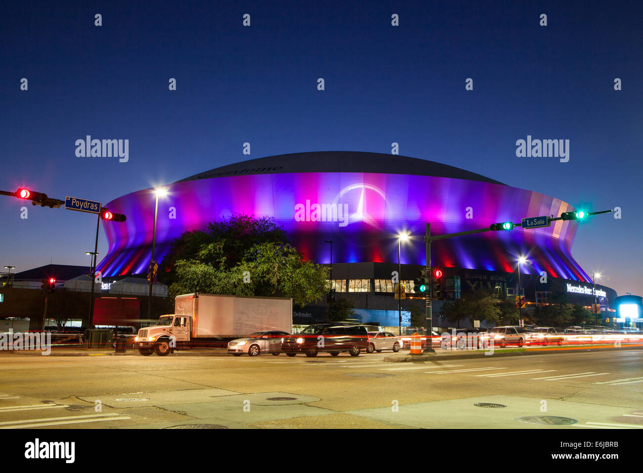 New Orleans, Stati Uniti d'America - Gennaio 23rd: New Orleans Superdome illuminata di notte solo pochi giorni prima che il Superbowl 2013 Foto Stock