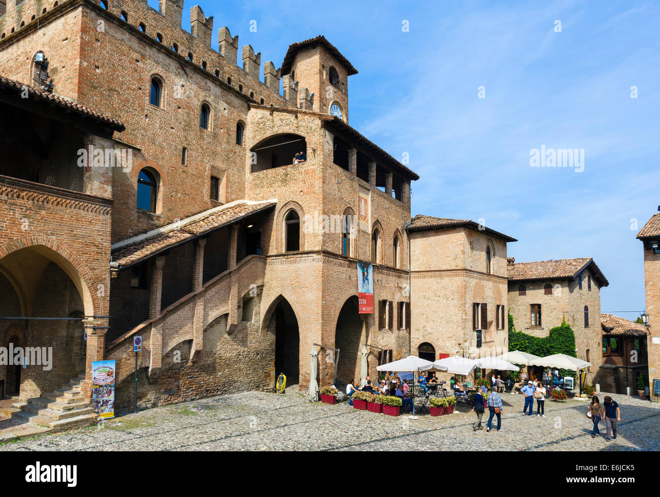 Il Palazzo del Podestà nella piazza principale del borgo medievale di Castell'Arquato, Piacenza, Emilia Romagna, Italia Foto Stock