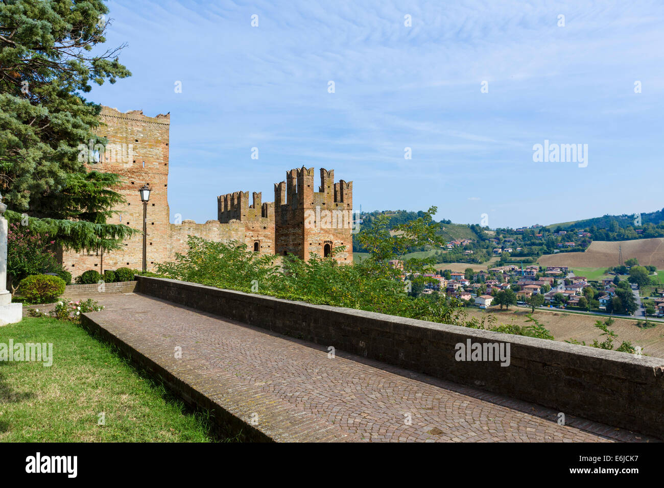 Vista della Rocca Viscontea e campagna locale dalle mura del borgo medievale di Castell'Arquato, Piacenza, Emilia Romagna, Italia Foto Stock