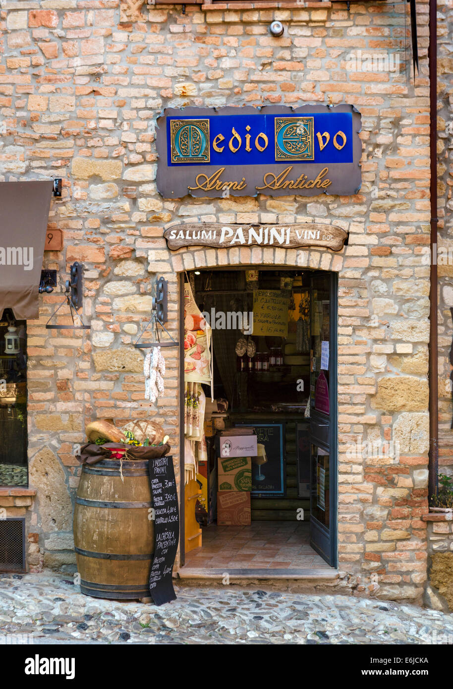 Tradizionale negozio di vendita di pane, vino e carni nel centro della città vecchia medievale di Castell'Arquato, Piacenza, Emilia Romagna, Italia Foto Stock
