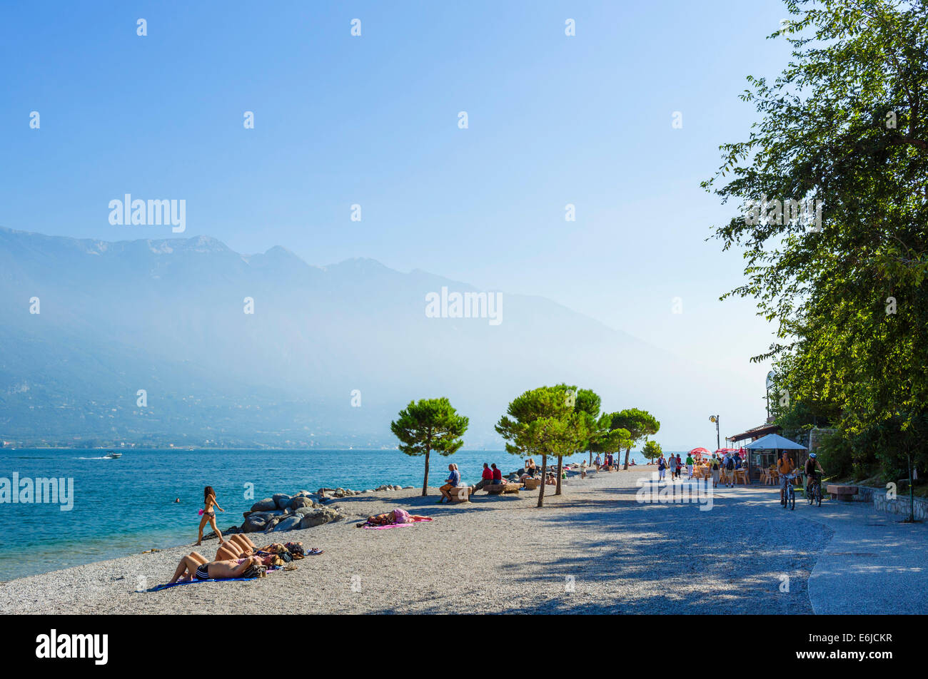 La spiaggia di Limone sul Garda Lago di Garda, Lombardia, Italia Foto Stock