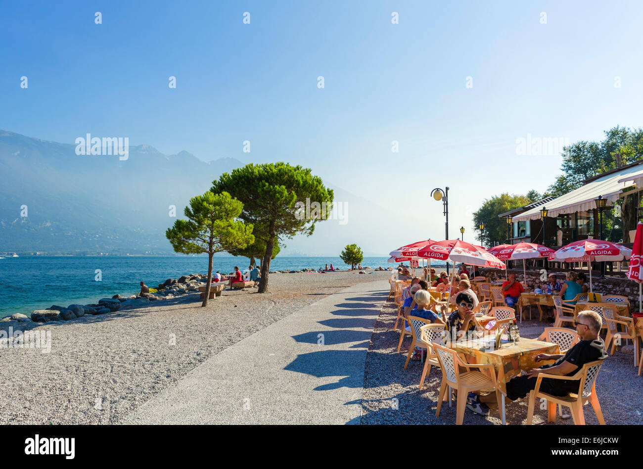 Lakefront cafè sulla spiaggia a Limone sul Garda Lago di Garda, Lombardia, Italia Foto Stock