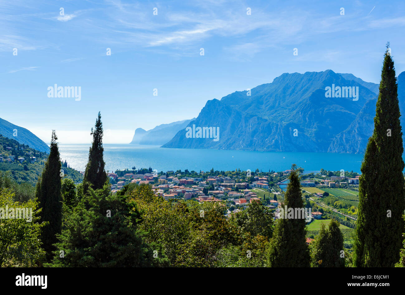 Vista su Torbole e Riva nord del Lago di Garda dalla SS240, il Lago di Garda e Trento, Italia Foto Stock
