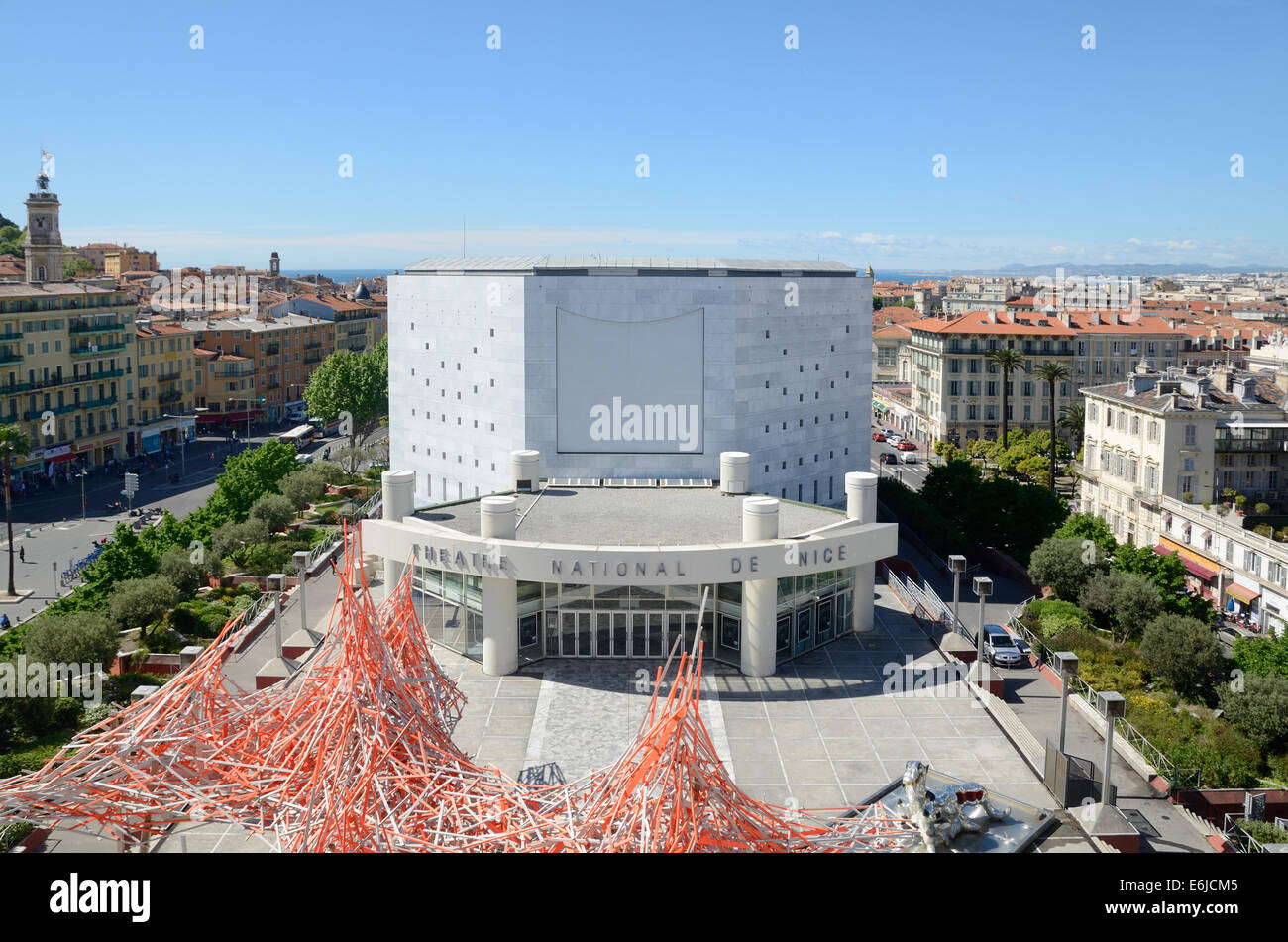 Teatro Nazionale edificio dalla terrazza sul tetto del museo di arte moderna Mamac Alpes-Maritimes Nizza Francia Foto Stock