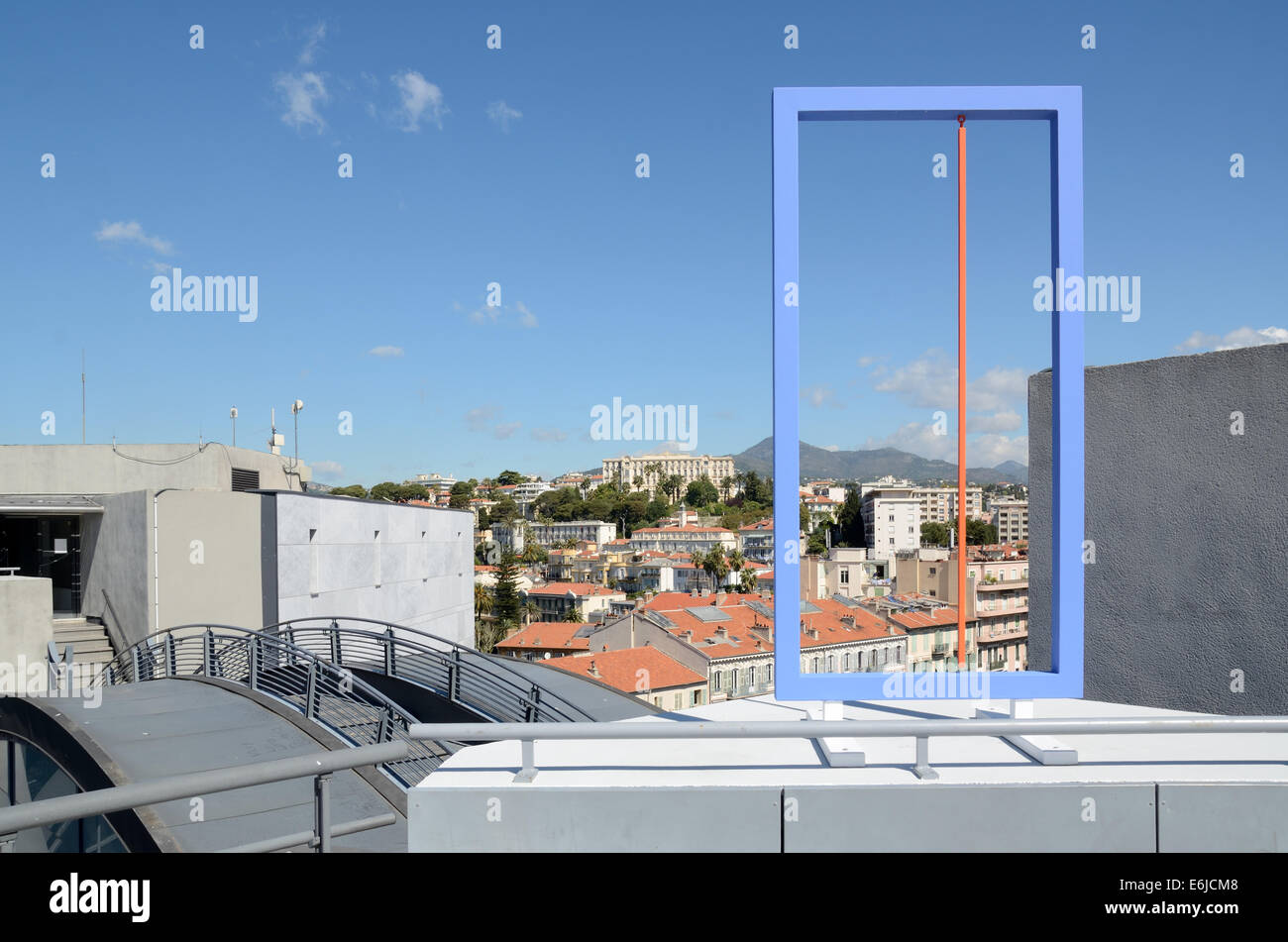 Vista panoramica o Townscape di Cimiez dalla terrazza sul tetto del museo di arte moderna Mamac. Installazione di metallo da Albert Chubac. Nizza Alpi Marittime Francia Foto Stock