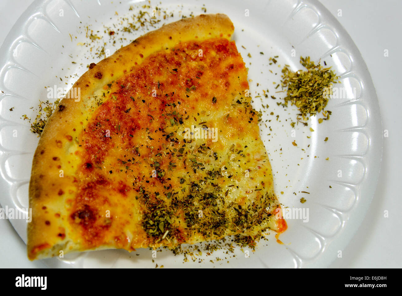 Fetta di formaggio pizza con origano Foto Stock