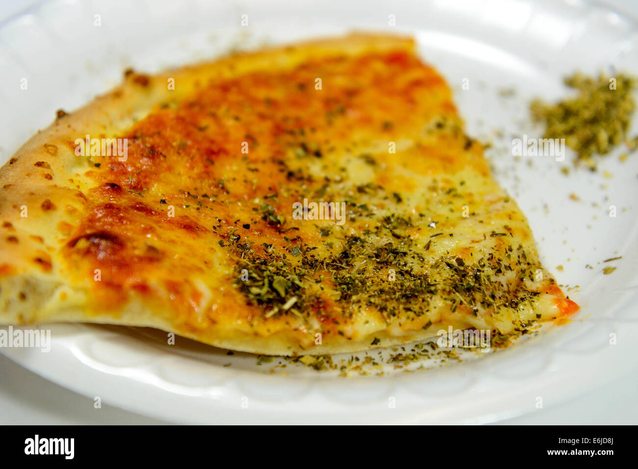 Fetta di formaggio pizza con origano Foto Stock