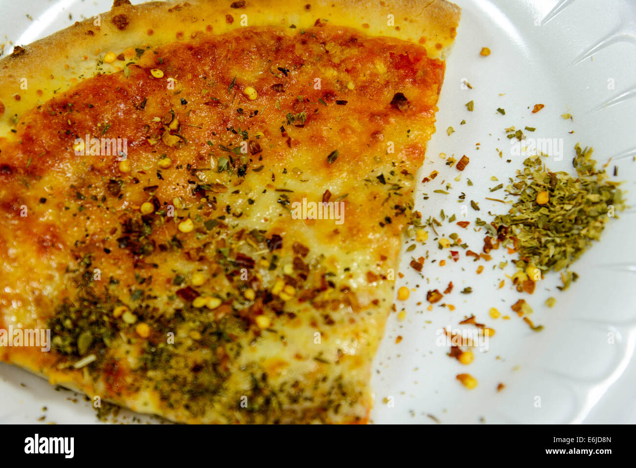 Fetta di formaggio pizza con origano Foto Stock