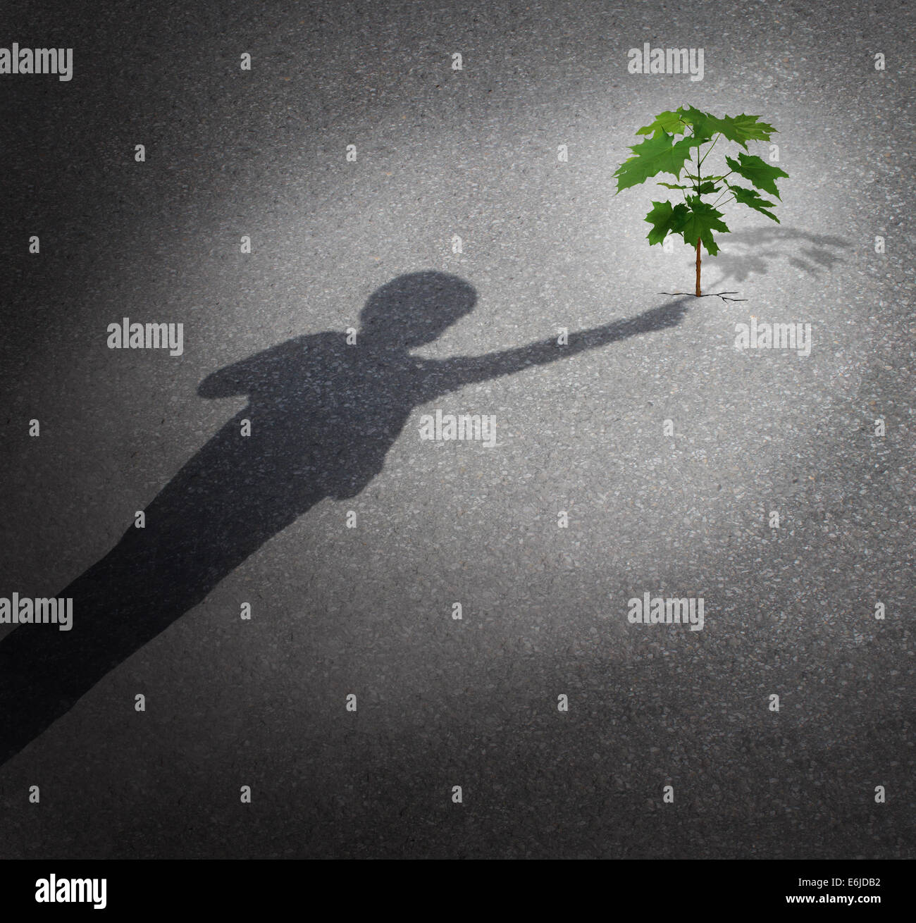 La vita e la speranza come un concetto di crescita con un'ombra di un bambino di toccare un albero alberello cresce attraverso la pavimentazione della città come un simbolo per il futuro la tutela ambientale e il sostegno della prossima generazione. Foto Stock