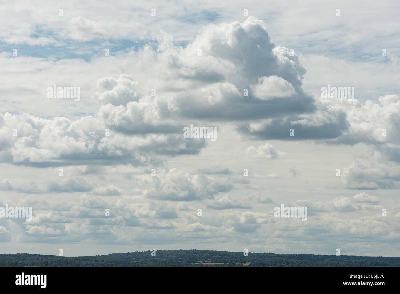 Skyscape di drammatiche puffy lana cotone nuvole di layered cumulus stratocumulus sviluppando in cumulonimbus altostratus superiore Foto Stock