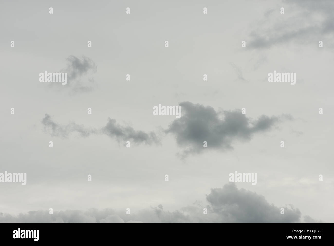 Skyscape di Scuri drammatici puffy lana cotone nuvole di layered cumulus sviluppando in cumulonimbus altostratus superiore Foto Stock