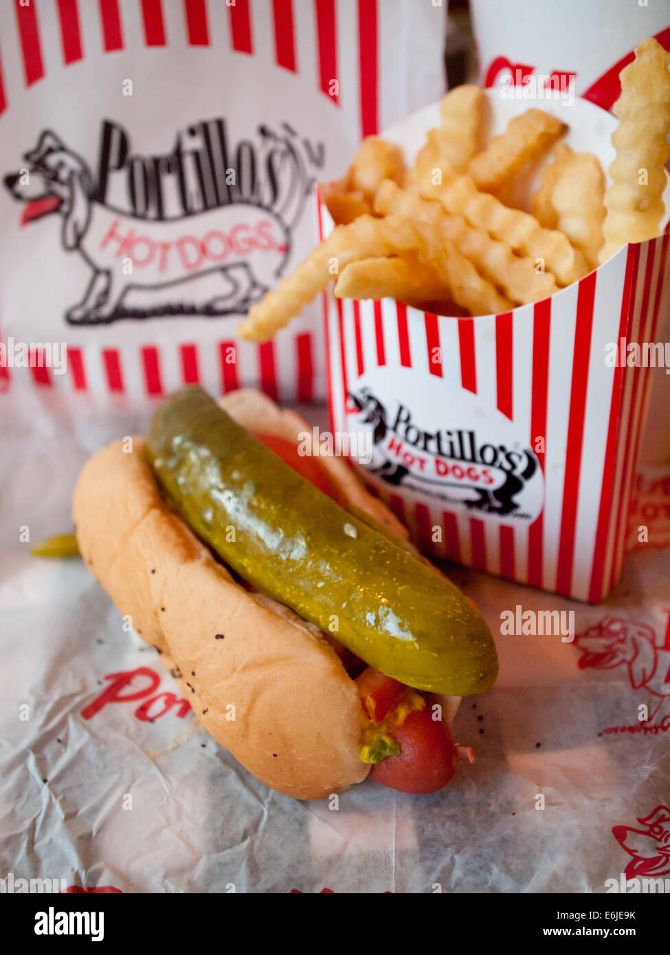Un classico Chicago-style di hot dog e crinkle patatine fritte da Portillo's Hot Dogs in Chicago, Illinois. Foto Stock