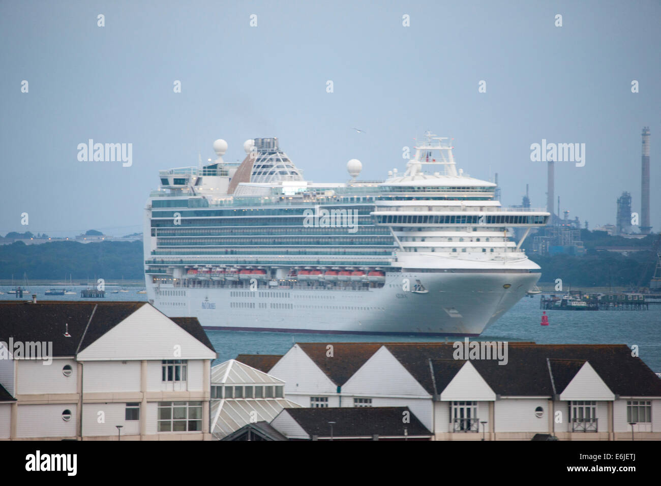 MV Azura nave da crociera azionato P & O Cruises e proprietà di carnevale a Southampton Regno Unito Foto Stock