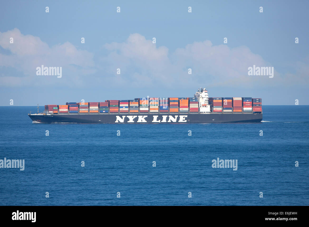 NYK Line Altair in un contenitore di carico nave nel mare Mediterraneo Foto Stock