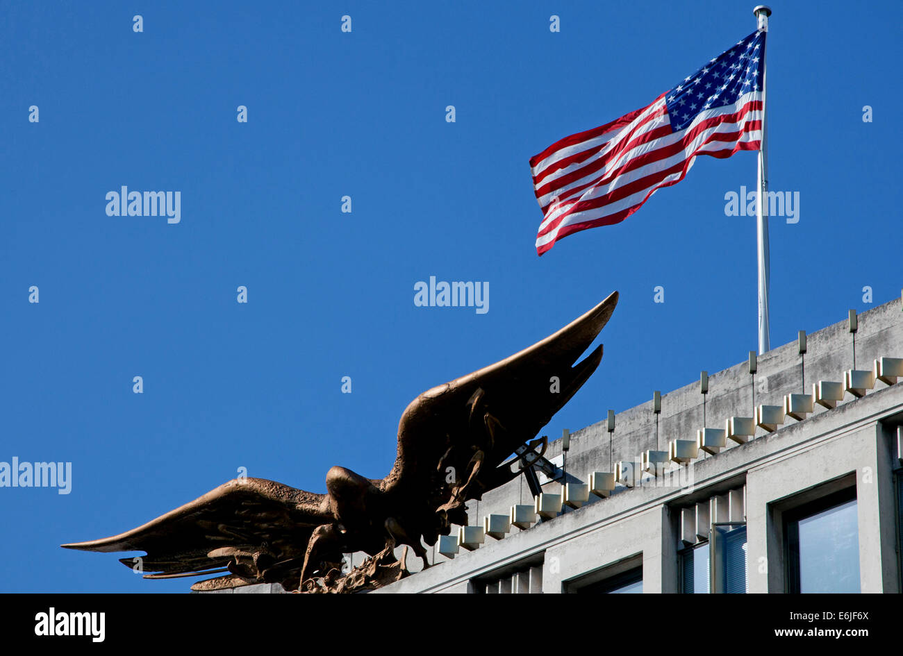 U.S. aquila e bandiera sopra Ambasciata americana in Grosvenor Square, Mayfair, Londra Foto Stock