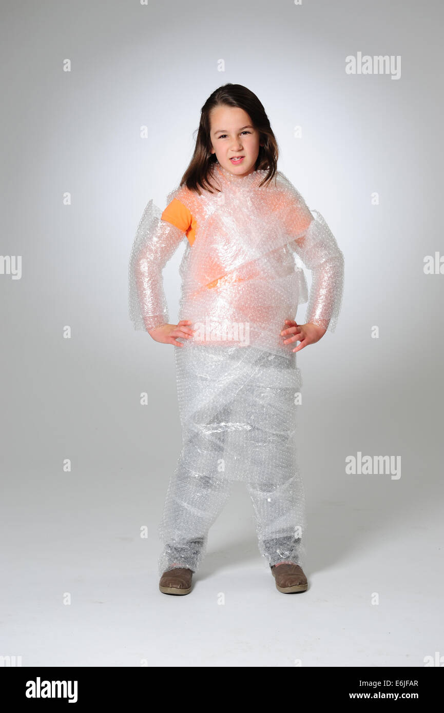 Editoriale - solo su protezione elicottero parenting genitori Bambino avvolto in Bubble Wrap per proteggere da ferite o lesioni Foto Stock