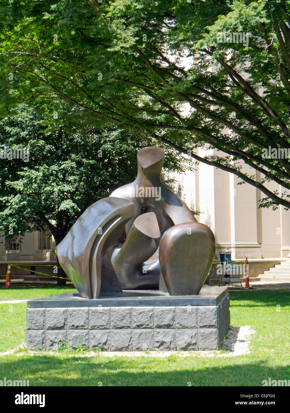 In tre pezzi figura distesa drappeggiati 1976 di Henry Moore MIT cambridge USA di massa Foto Stock