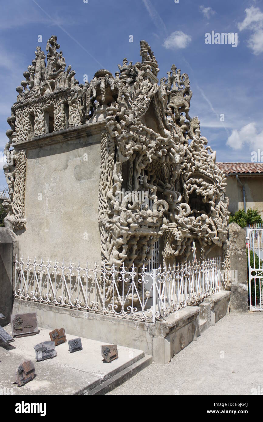 Dal 1879 al 1912, francese postino Ferdinand Cheval costruì il suo palazzo ideale, Palais ideale, Hauterives, Drome, Rhone Alpes, Francia. Foto Stock