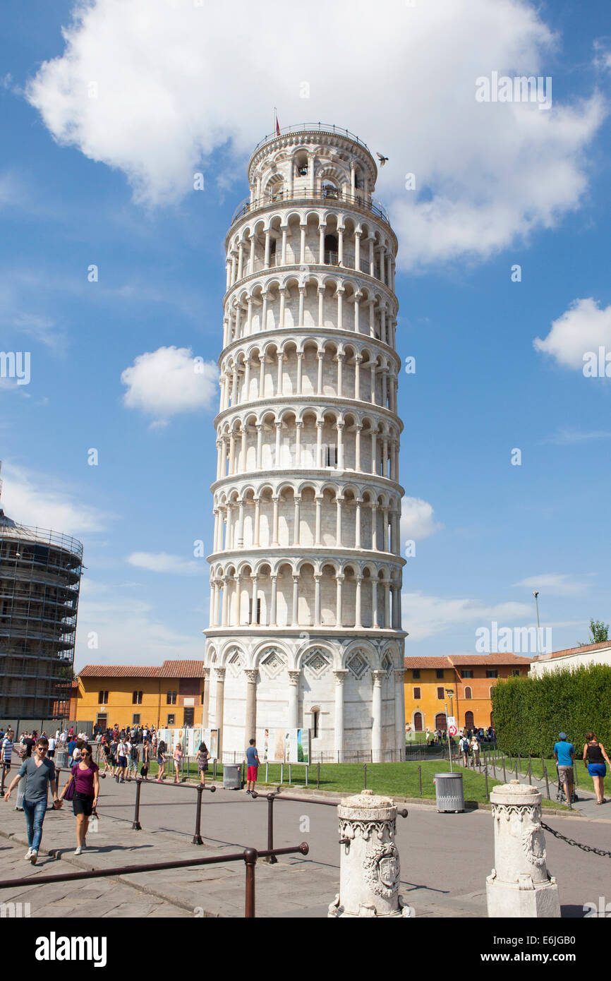 La Torre di Pisa è il campanile, o freestanding campanile della cattedrale della città italiana di Pisa Italia Foto Stock