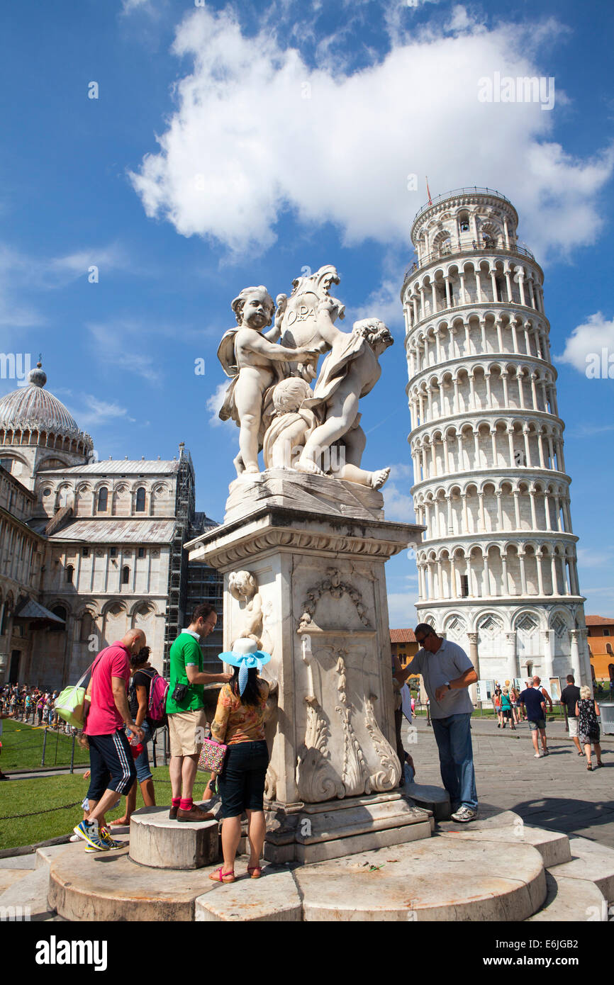 La Torre di Pisa è il campanile, o freestanding campanile della cattedrale della città italiana di Pisa Italia Foto Stock