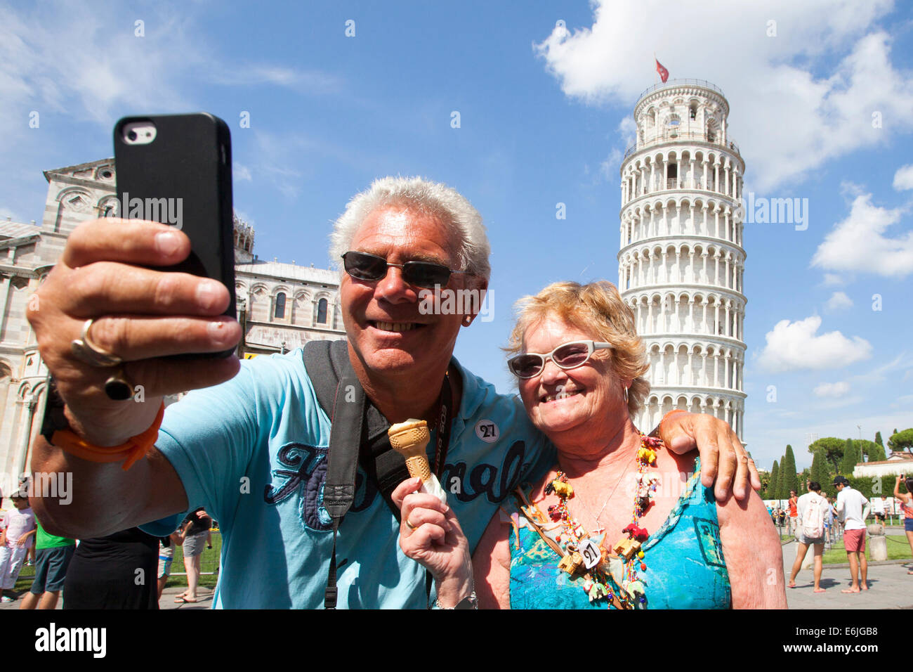 Coppia di anziani prendendo un selfie presso la Torre Pendente di Pisa torre campanaria del Duomo della città italiana di Pisa Italia Foto Stock