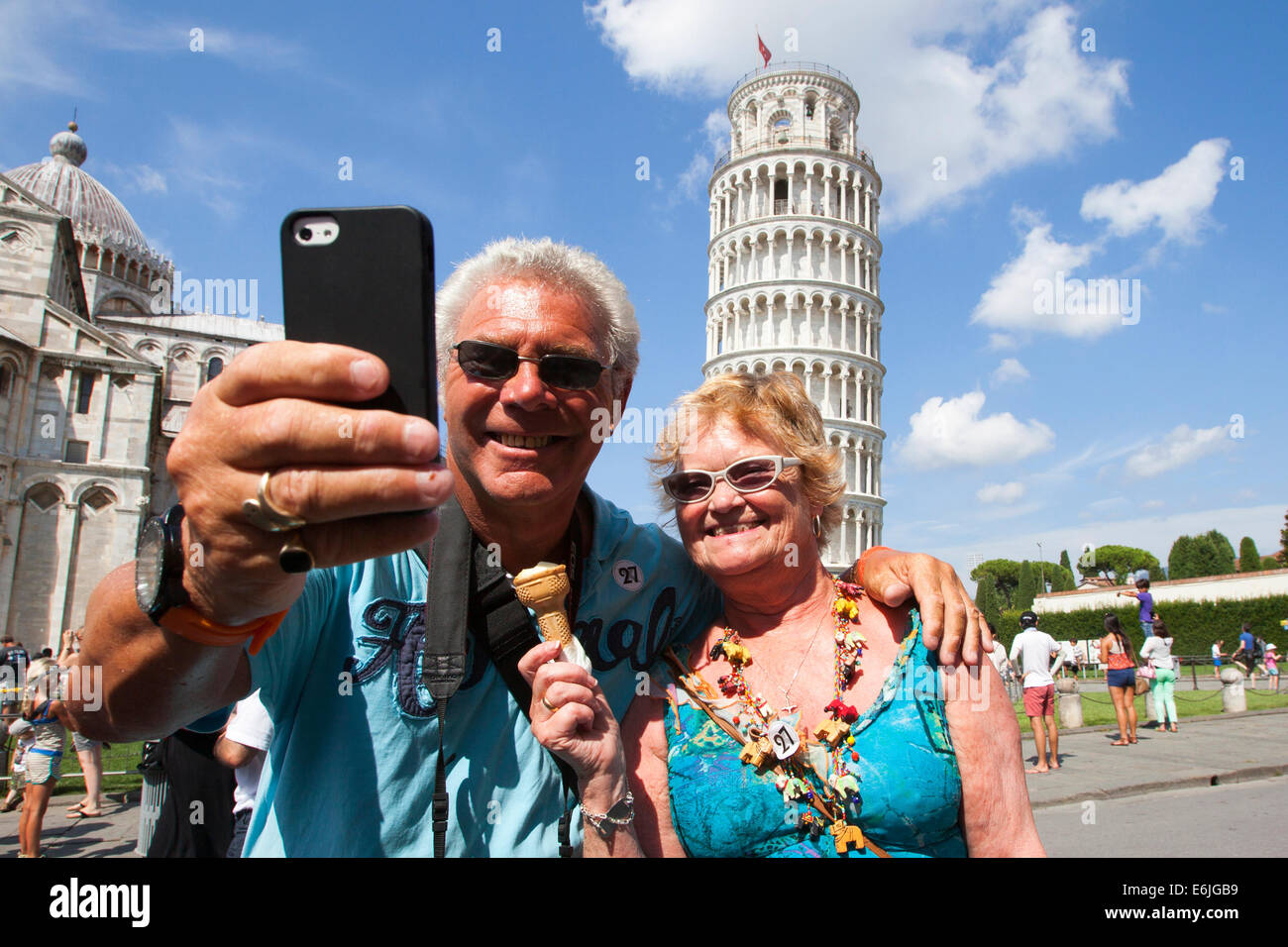 Coppia di anziani prendendo un selfie presso la Torre Pendente di Pisa torre campanaria del Duomo della città italiana di Pisa Italia Foto Stock