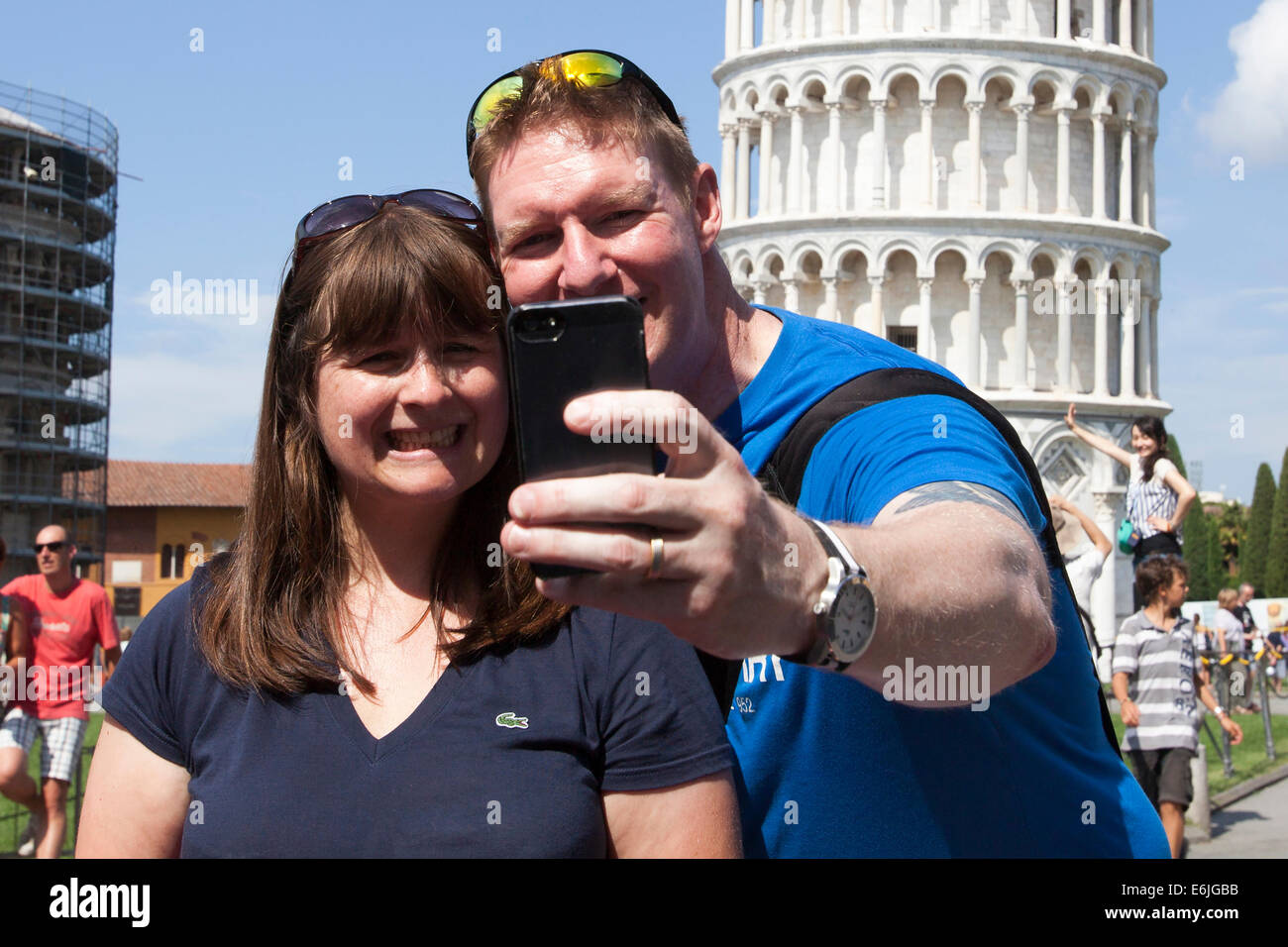 Giovane prendendo un selfie la Torre Pendente di Pisa freestanding campanile della cattedrale della città italiana di Pisa Italia Foto Stock
