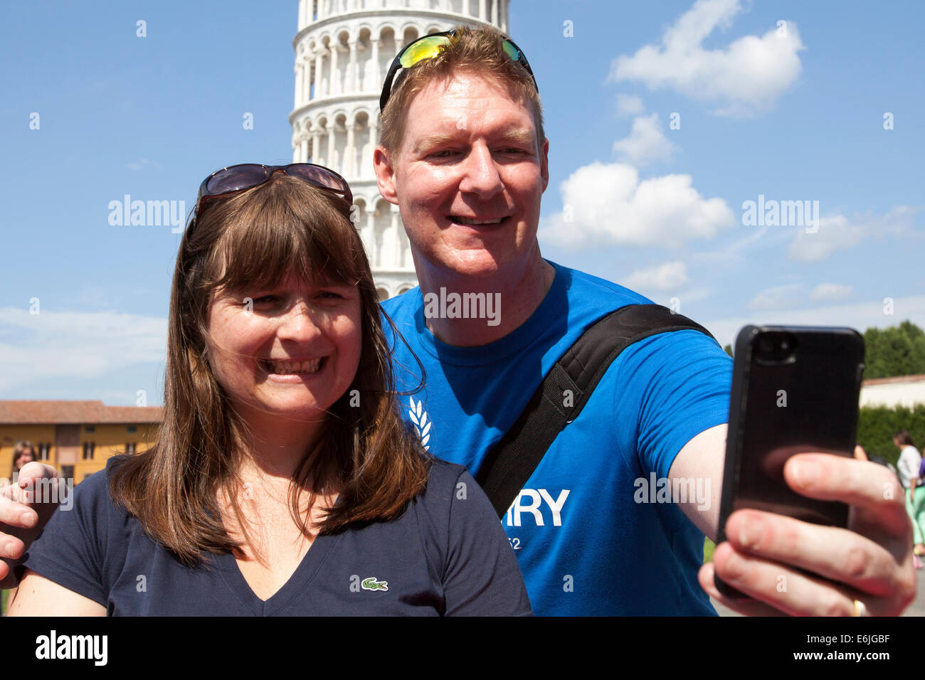 Giovane prendendo un selfie presso la Torre Pendente di Pisa freestanding campanile della cattedrale della città italiana di Pisa Italia Foto Stock