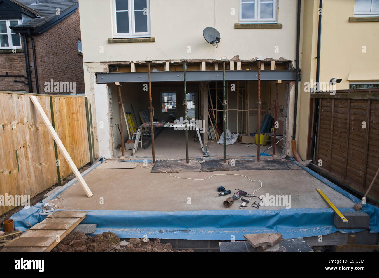 Parete posteriore ha messo k.o. e trave in acciaio inseriti per estensione casa Hay-on-Wye Powys Wales UK Foto Stock