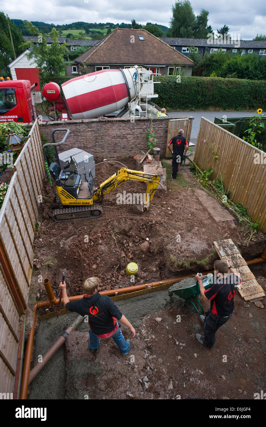 Costruttori la colata di cemento nelle fondamenta della casa di estensione a Hay-on-Wye Powys Wales UK Foto Stock