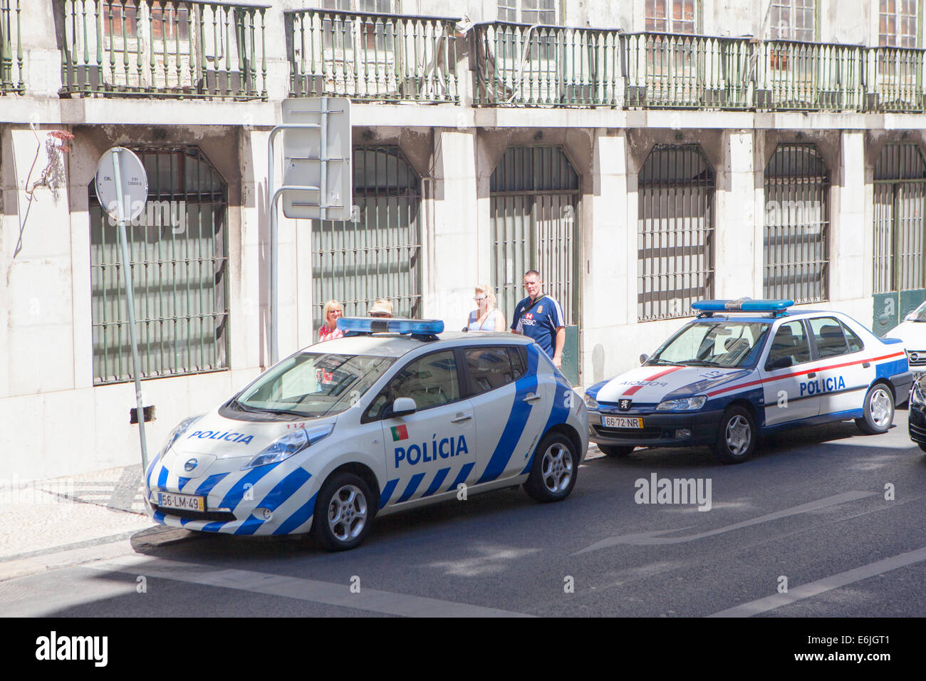 Auto della Polizia a Lisbona la capitale e la città più grande del Portogallo Foto Stock