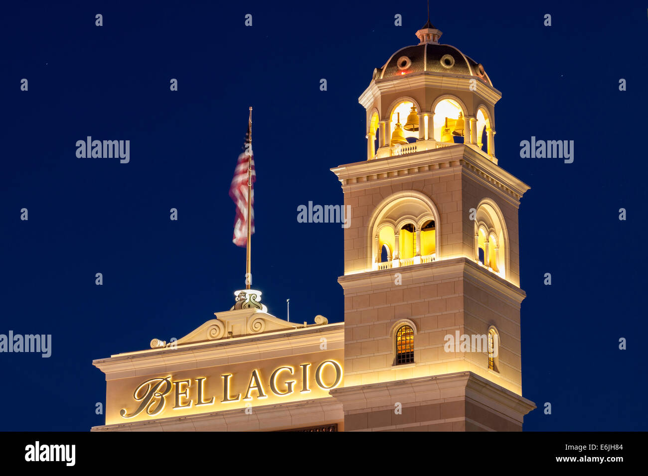 Bandiera americana e Bellagio Hotel al crepuscolo-Las Vegas, Nevada, USA. Foto Stock
