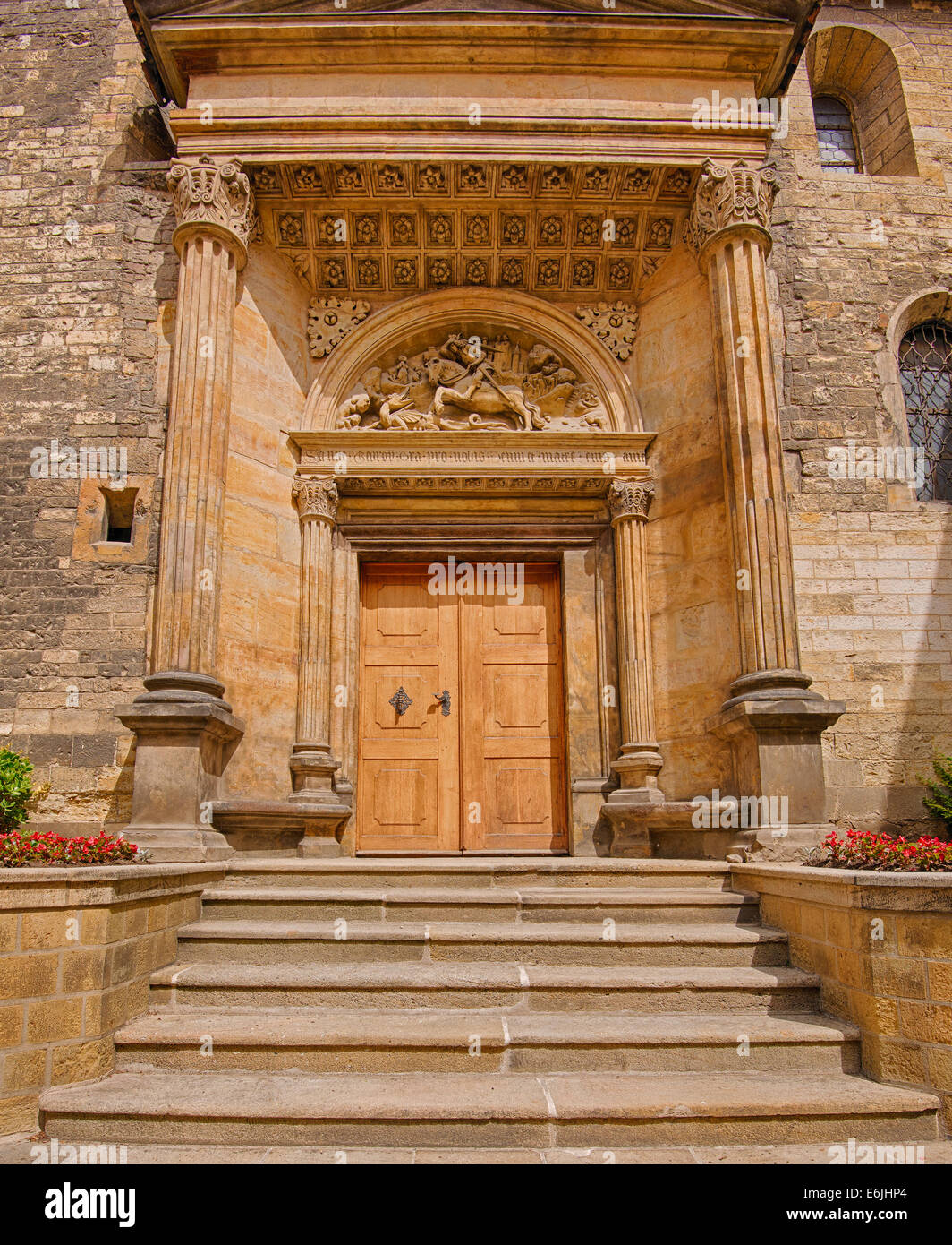 Sud del portale rinascimentale della Basilica di San Giorgio a Praga. Immagine hdr. Foto Stock
