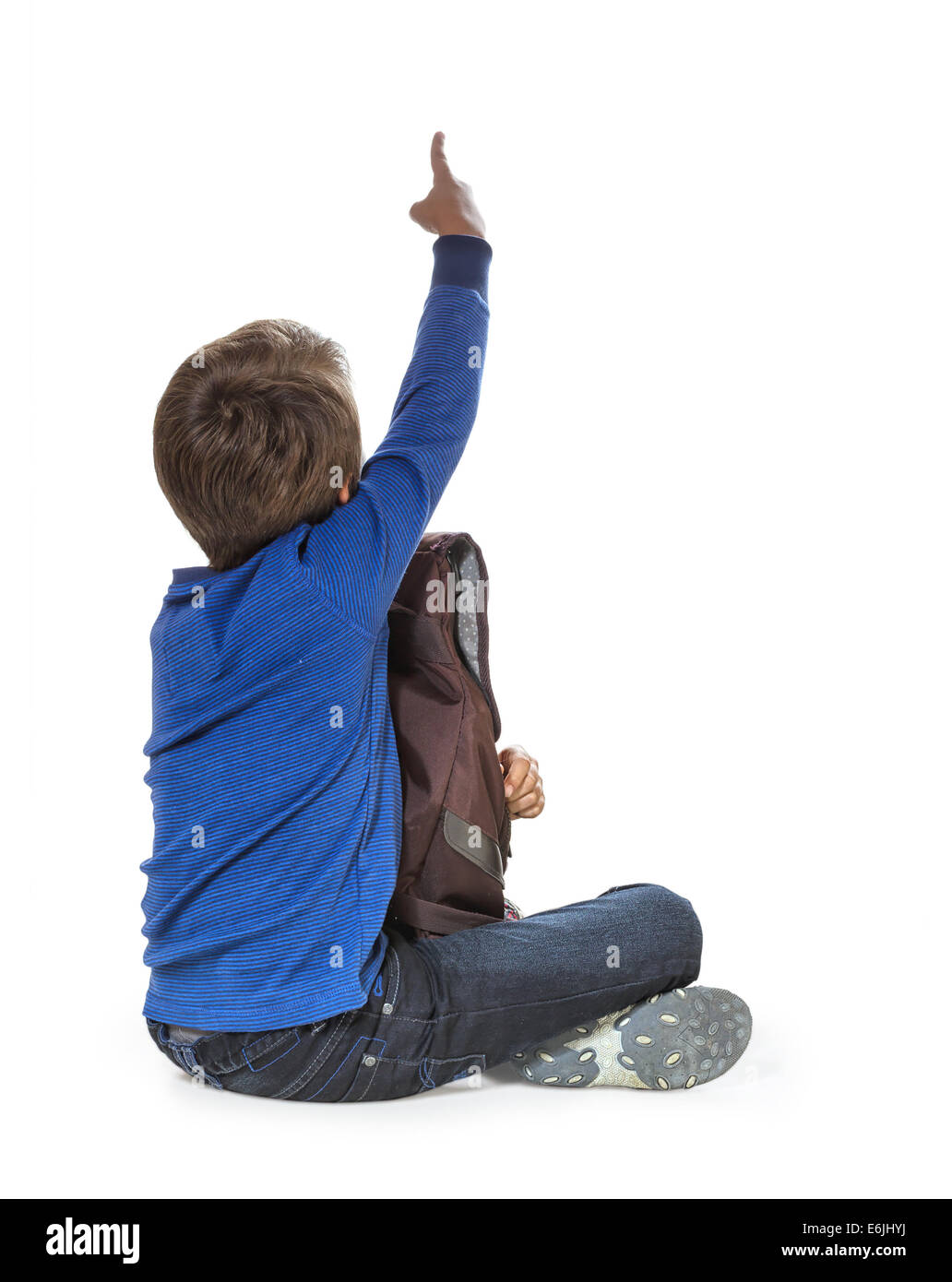 Bambino puntando alla parete. Vista posteriore. Isolato su bianco . Foto Stock