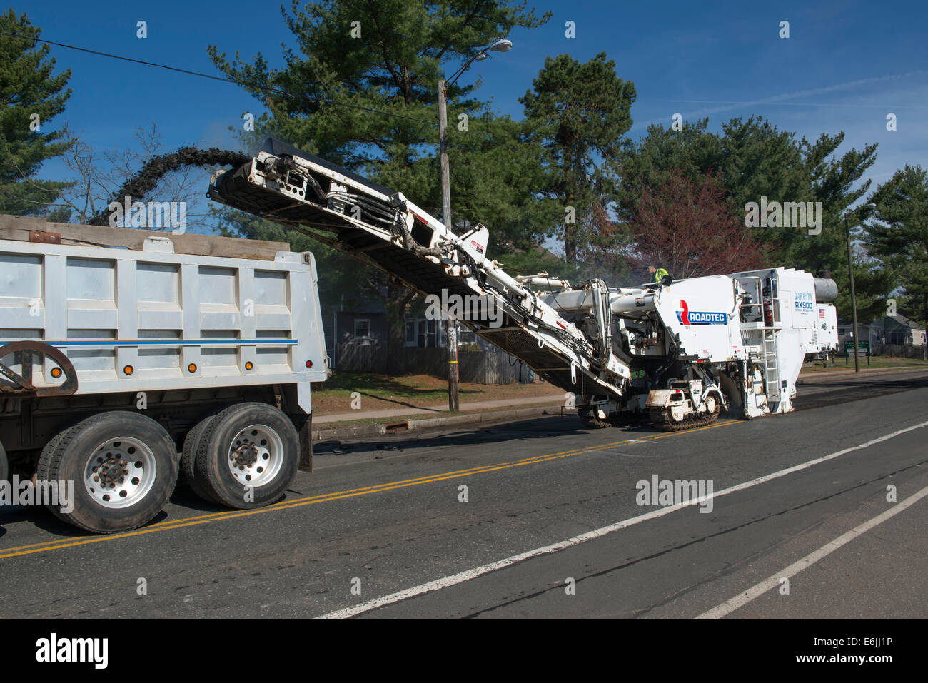 Fresatura della pavimentazione, con la piallatura a freddo, asfalto fresatura, o macchina profilatrice preparato road a Hartford per ripavimentazione Foto Stock