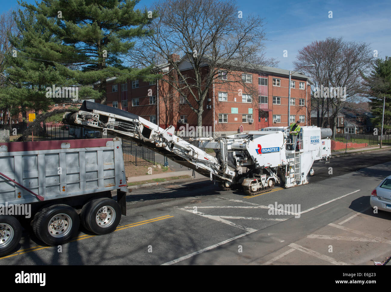 Fresatura della pavimentazione, con la piallatura a freddo, asfalto fresatura, o macchina profilatrice preparato road a Hartford per ripavimentazione. Foto Stock