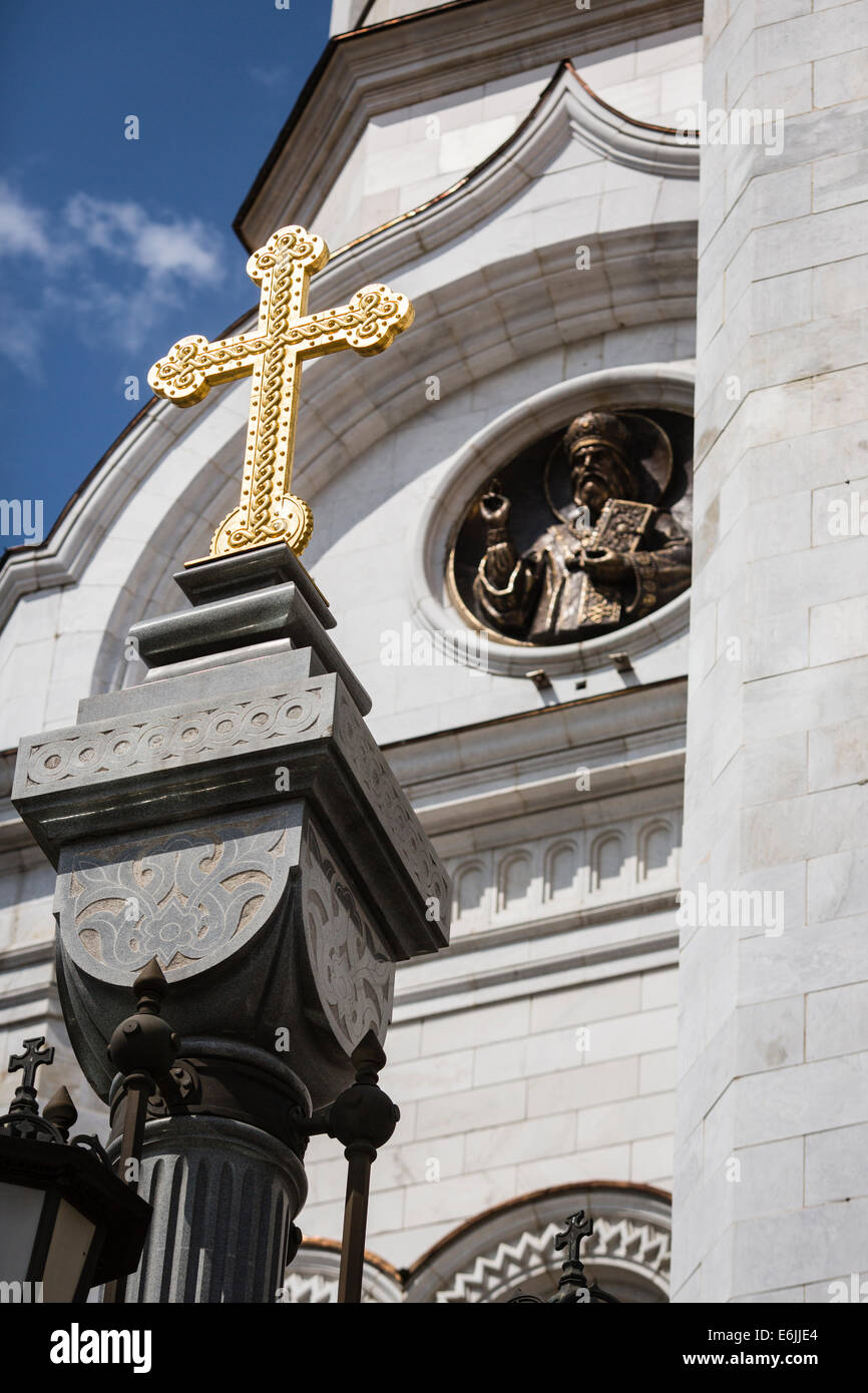 Croce e la Cattedrale di Cristo Salvatore a Mosca, Russia Foto Stock