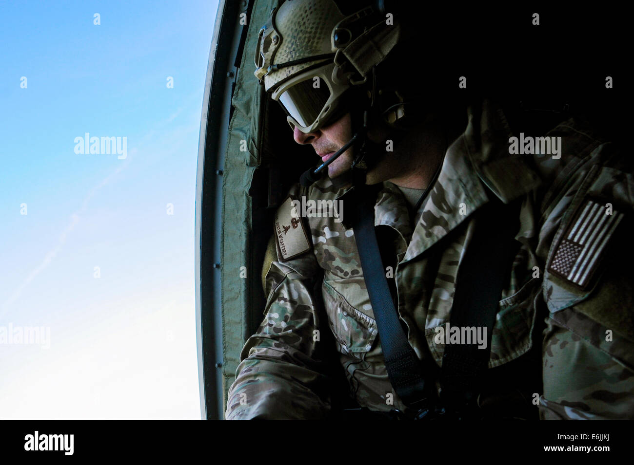 US Air Force Tech. Sgt. Justin McCaffrey orologi per simulare possibili minacce nemiche dalla porta aperta di un elicottero durante il funzionamento la bandiera verde Little Rock esercizio luglio 30, 2014 a Fort Polk, Louisiana. Foto Stock