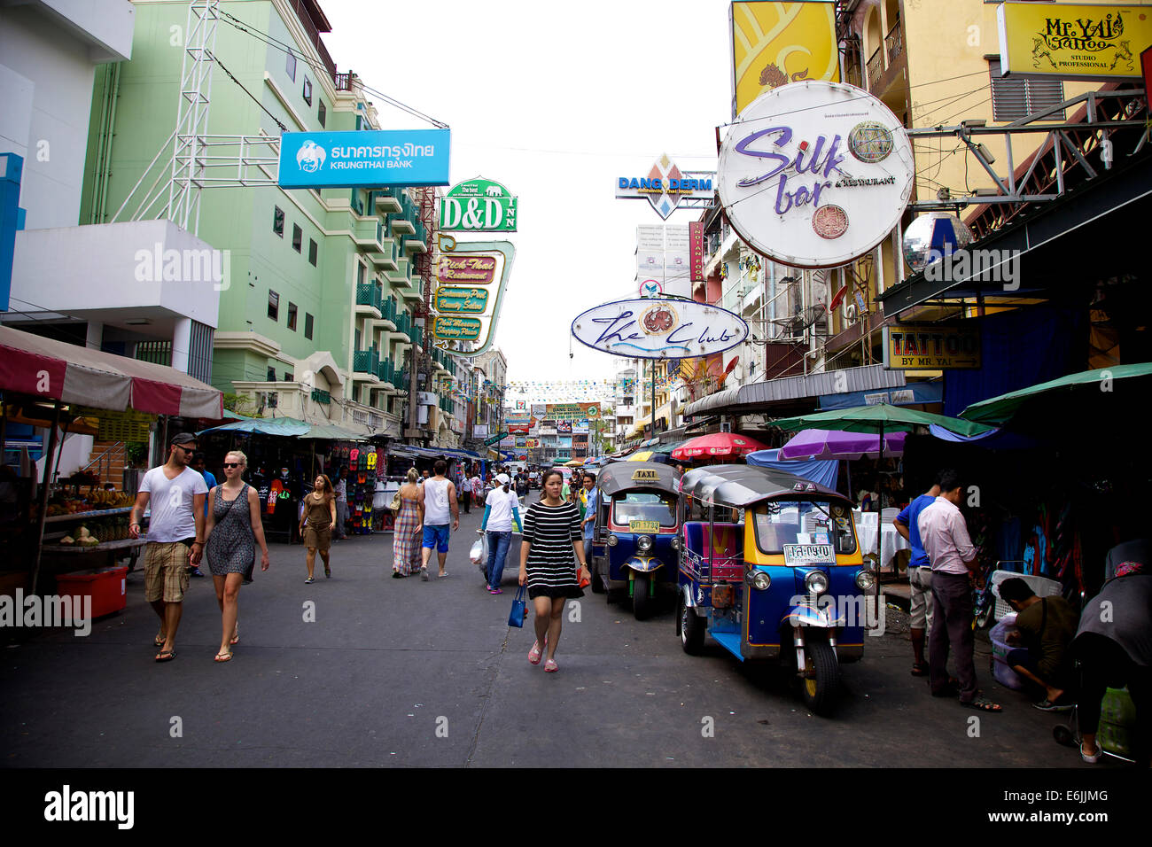 Khaosan turisti, viaggiatori con lo zaino in spalla in Khao San Road, Bangkok, Thailandia, in Asia. Persone e turismo, viaggi Foto Stock