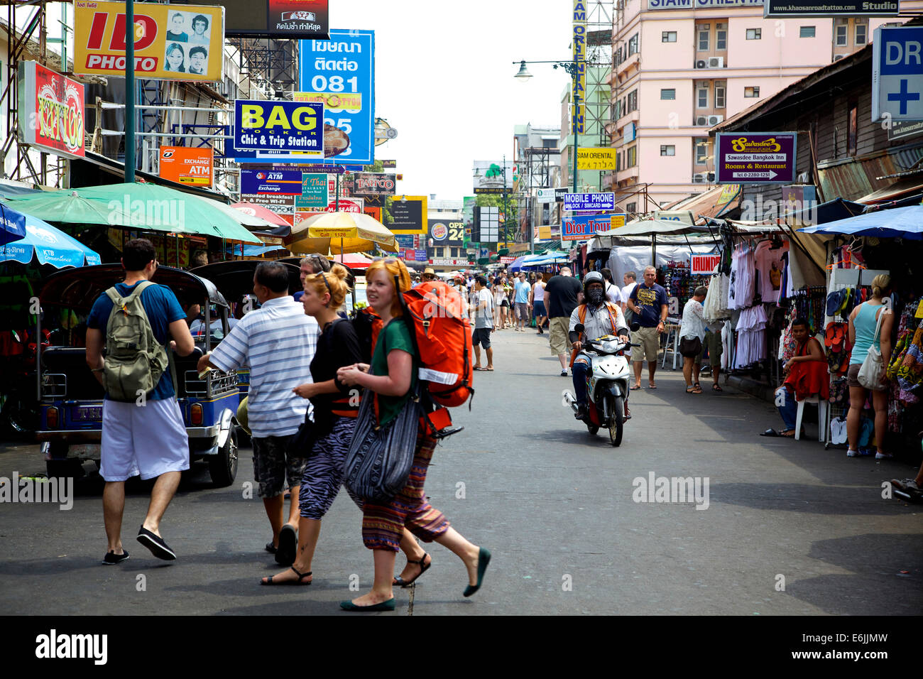 Khaosan turisti, viaggiatori con lo zaino in spalla in Khao San Road, Bangkok, Thailandia, in Asia. Persone e turismo, viaggi Foto Stock